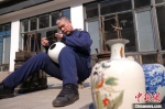翟国辉正在修复瓷器。　解立经 摄 - 中国新闻社河北分社