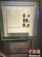 图为华侨冰雪博物馆里展出的顾拜旦手稿。　李晓伟 摄 - 中国新闻社河北分社