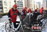 图为学生志愿者们在社区内规范摆放自行车。 刘向 摄 - 中国新闻社河北分社