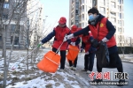 图为在老师带领下，学生志愿者们在社区内捡拾纸屑、烟头、塑料袋等垃圾。 刘向 摄 - 中国新闻社河北分社