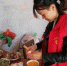 临西县文明实践志愿者陪留守儿童摘菜、做饭、拉家常，做孩子一天爸爸妈妈。 何连斌 摄 - 中国新闻社河北分社
