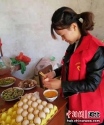 临西县文明实践志愿者陪留守儿童摘菜、做饭、拉家常，做孩子一天爸爸妈妈。 何连斌 摄 - 中国新闻社河北分社