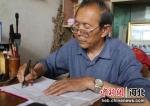 临西县“四老”宣讲团成员、老干部孙俊嘉在书写宣讲稿。 何连斌 摄 - 中国新闻社河北分社
