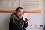 图为艺术家正在化妆。 俱凝搏 摄 - 中国新闻社河北分社