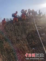 平山县森林草原消防大队队伍在模拟演练。 焦二飞 摄 - 中国新闻社河北分社