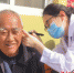 威县人民医院耳鼻喉科医生为养老院老人检查耳膜。 - 中国新闻社河北分社