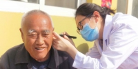 威县人民医院耳鼻喉科医生为养老院老人检查耳膜。 - 中国新闻社河北分社