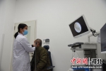 威县人民医院耳鼻喉科医生为患者进行硬性耳内镜检查。 - 中国新闻社河北分社