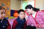 图为3日上午，成安县一幼儿园内，老师正在和孩子们玩“传递悄悄话”游戏。　武成军 摄 - 中国新闻社河北分社
