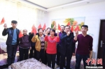 张梦秋家人在庆祝赛场夺冠。　景县县委宣传部供图 - 中国新闻社河北分社