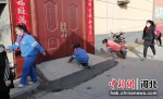 学生们在街上捡拾垃圾。 龚艳红 摄 - 中国新闻社河北分社