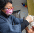 图为邯郸市邯山区志愿者马晓丽义务给老人做头部理疗。　李燊 摄 - 中国新闻社河北分社