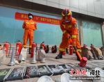 图为消防人员正在集中销毁假冒伪劣消防产品。 王洪超 摄 - 中国新闻社河北分社