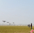 农户使用无人机喷洒农药。 白月 摄 - 中国新闻社河北分社