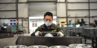 图为工人在任丘市一家摩托车链轮生产企业车间工作。 陈子康 - 中国新闻社河北分社