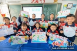 图为邯山区将相和小学的学生展示节水宣传画。 作者 王洪超 - 中国新闻社河北分社