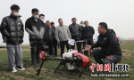 农技专家在讲解无人机喷药技术。 王玉双 摄 - 中国新闻社河北分社