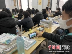 承德护理职业学院学生在课堂上通过手机观看直播课程。 共青团承德市委供图 - 中国新闻社河北分社