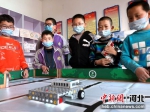 武强县豆村镇明德小学科技社团的孩子们在测试机器人的程序。 苏小立 摄 - 中国新闻社河北分社