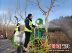 园林局工人在忙着开展春季养护工作。 甄建坡 摄 - 中国新闻社河北分社