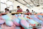 隆尧县一家毛绒玩具厂内，工人们正在制作毛绒玩具。 成梅 摄 - 中国新闻社河北分社