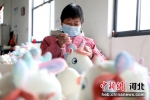 隆尧县一家毛绒玩具厂内，工人们正在制作毛绒玩具。 成梅 摄 - 中国新闻社河北分社