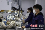 技术人员在做燃料电池实验。 刘宗泽 摄 - 中国新闻社河北分社