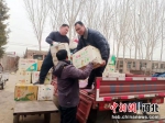 通过网络售出的鸭梨在装车发货。 唐笛 摄 - 中国新闻社河北分社