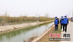 技术人员巡查水系补水情况。 张明月 摄 - 中国新闻社河北分社