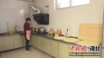 工作人员正在为老人煮饺子。 张洁 摄 - 中国新闻社河北分社