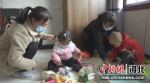 照顾正在被托管的孩子。 张洁 摄 - 中国新闻社河北分社