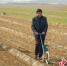 村民在种植沙参。 于子涵 摄 - 中国新闻社河北分社