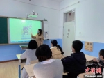 河北省唐山市丰南区特教学校的学生们在课堂上听讲。　孟潮 摄 - 中国新闻社河北分社