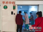 张伟的妻子焦爱平被送进医院的瞬间。 古轩 摄 - 中国新闻社河北分社