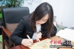 志愿者正一笔一划地为即将过生日的隔离人员手绘生日贺卡。 孙进 摄 - 中国新闻社河北分社