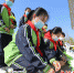 4月1日，河北省固安县马庄镇蒲落垡小学学生在林子里烈士陵园纪念碑前献花缅怀英烈。 门丛硕 摄 - 中国新闻社河北分社