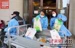 志愿者把分拣好的物资装车运输。 赵亮 摄 - 中国新闻社河北分社