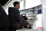 资料图为2021年4月26日，数字交通实验室的工作人员正在进行无人车测试。 中新社记者 韩冰 摄 - 中国新闻社河北分社