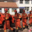 扑火演练中，消防员到达指定“火场”后正准备出发。 徐宁 摄 - 中国新闻社河北分社