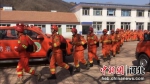 扑火演练中，消防员到达指定“火场”后正准备出发。 徐宁 摄 - 中国新闻社河北分社