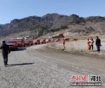 扑火演练中，消防车正在开往“火情发生地”。 徐宁 摄 - 中国新闻社河北分社