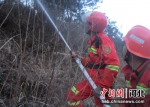 扑火演练中，消防员正在扑救“火情” 。 徐宁 摄 - 中国新闻社河北分社