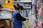 河北唐山一超市里，工作人员正在整理商品。　刘润 摄 - 中国新闻社河北分社