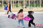在河北唐山，孩子们走出家门，在广场上嬉戏玩耍。　赵亮 摄 - 中国新闻社河北分社