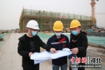 工作人员对项目进行跟踪服务。 韩冰 摄 - 中国新闻社河北分社
