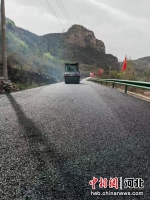平山县对通往景区的乡村路进行了提升改造。 焦二飞 摄 - 中国新闻社河北分社