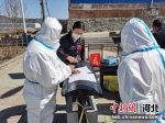 赵鑫正在查看村核酸检测进度。 王烁 摄 - 中国新闻社河北分社