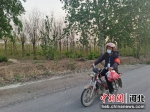 图为“摩托小哥”张晓伟骑摩托车为群众送药途中。 高亚楠 摄 - 中国新闻社河北分社