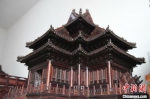 图为李长久制成的红木故宫角楼模型作品。　张艺典 摄 - 中国新闻社河北分社