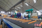 河北省滦南县钢锹产业经过40年发展，从当年的“家庭作坊”变成了现代化的大工厂。图为生产车间一角。　张洪鹏 摄 - 中国新闻社河北分社